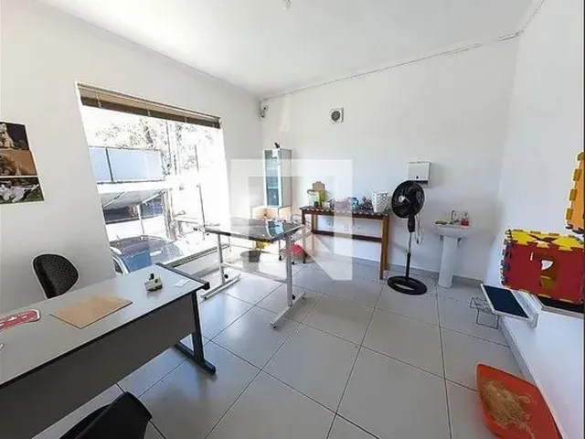 Imagem: A casa possui 3 Dormitórios, 1 Suíte, 2 Banheiros, 4