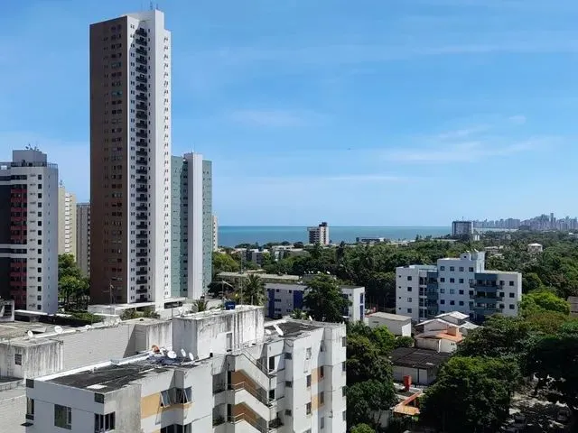 Imagem 1: 4 Quartos, 1 Suíte, Sala para 3 Ambientes, Ampla Varanda e 2 Vagas na Garagem, Boa