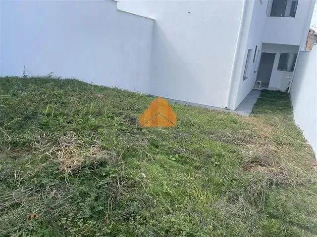 Imagem: Casa com 02 Quartos e Quintal Enorme no