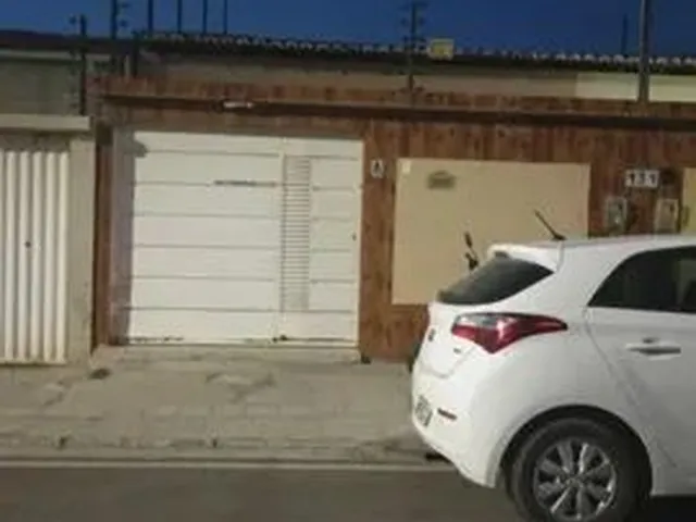 Imagem: A casa possui 3 Dormitórios, 2 Banheiros, 1 Vaga na