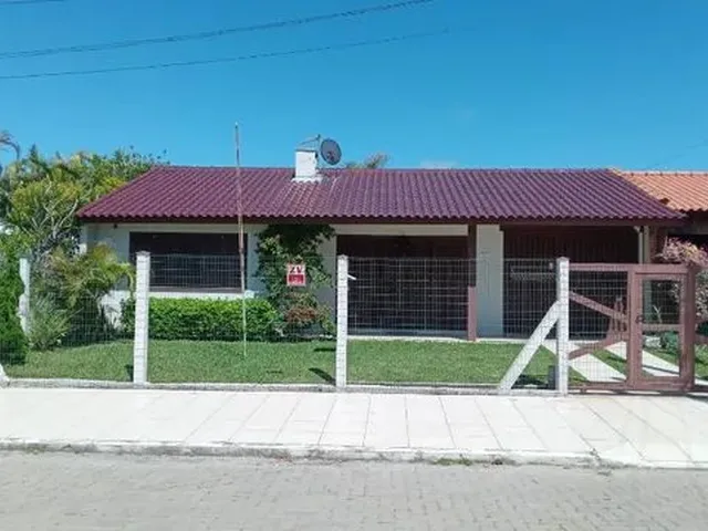Imagem 1: Casa com 3 Quartos, Piscia, Duas Quadras do Mar