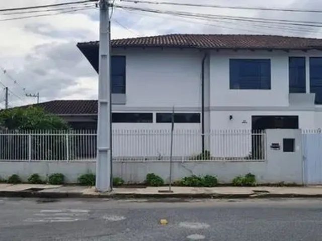 Imagem: A casa possui 4 Dormitórios, 2 Banheiros, 2 Vagas na
