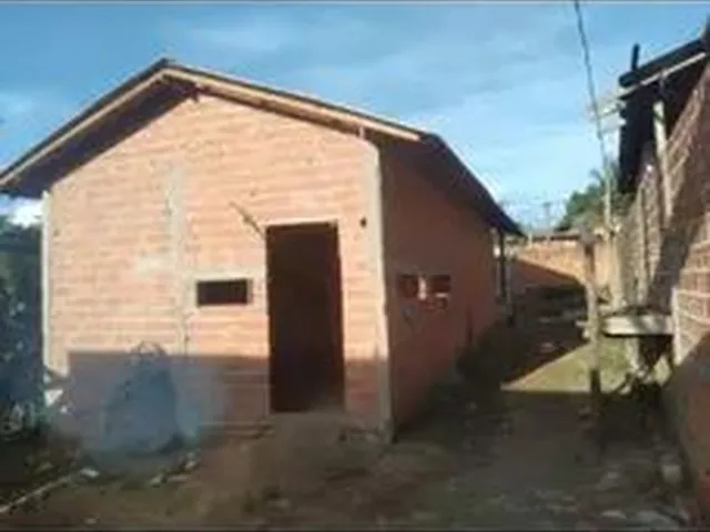 Imagem: A casa possui 3 Dormitórios, 1 Banheiro, 1 Vaga na