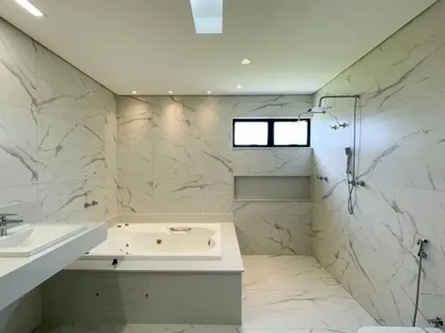 Imagem 13: Casa a Venda com 4 Dormitórios Sendo 3 Suítes, 380M2 com Planejados no Condomínio