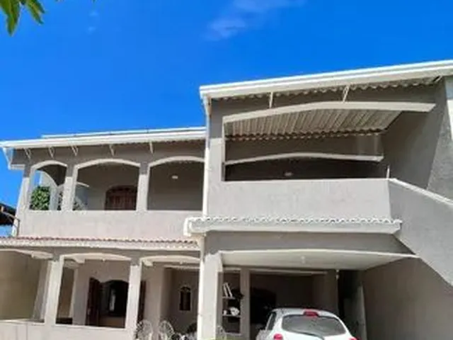Imagem: A casa possui 5 Dormitórios, 3 Banheiros, 5 Vagas na