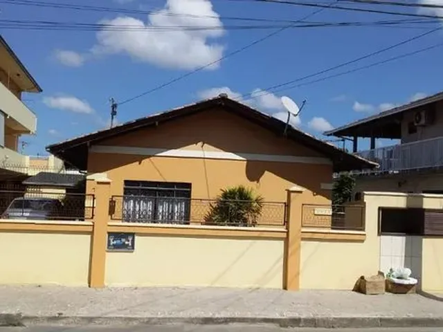 Imagem: A casa possui 2 Dormitórios, 1 Banheiro, 1 Vaga na