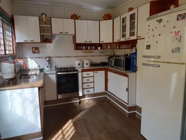 Imagem: A casa possui 3 Dormitórios, 2 Banheiros, 4 Vagas na