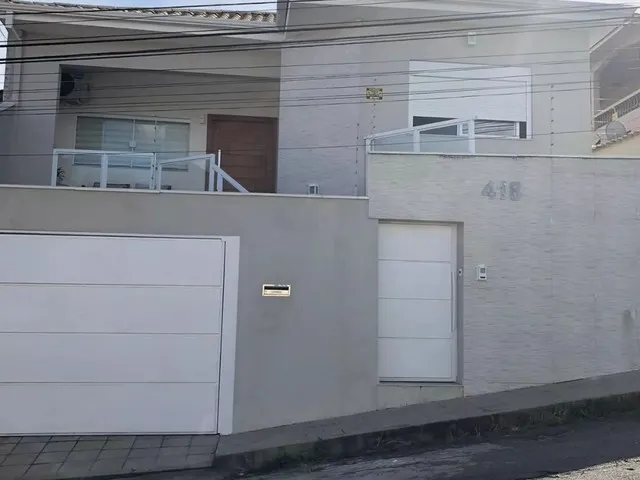 Imagem: A casa possui 4 Dormitórios, 3 Banheiros, 3 Vagas na