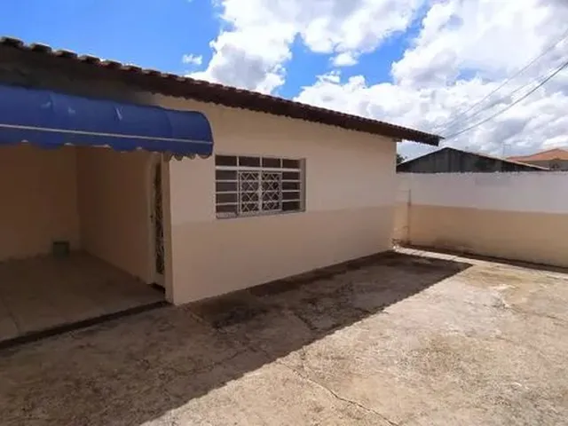Imagem: A casa possui 3 Dormitórios, 1 Banheiro, 2 Vagas na