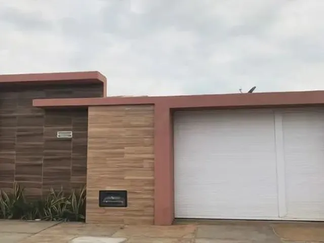Imagem: A casa possui 3 Dormitórios, 2 Banheiros, 100m² de Área