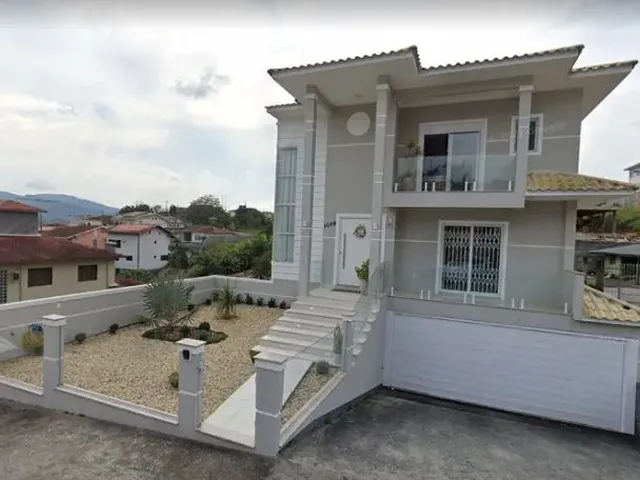 Imagem: A casa possui 4 Dormitórios, 4 Banheiros, 5 Vagas na