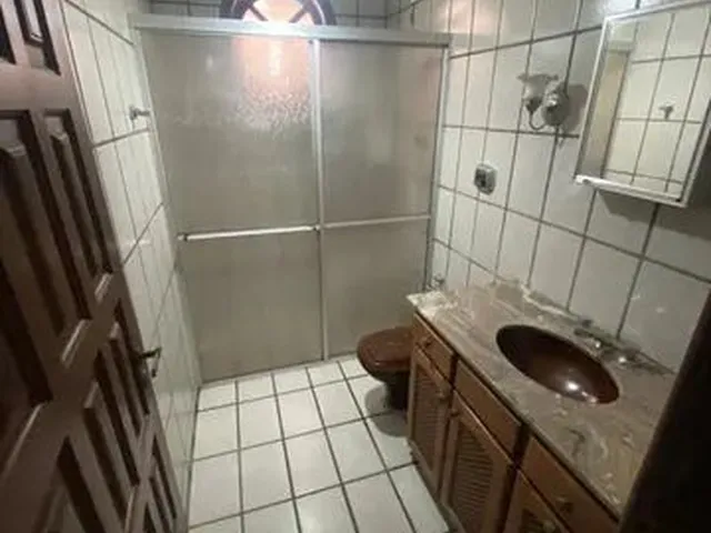 Imagem: A casa possui 2 Dormitórios, 1 Suíte, 1 Banheiro,