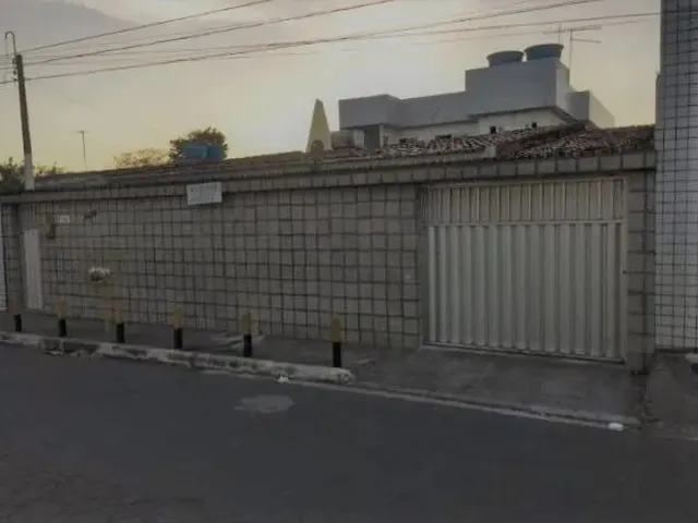 Imagem: A casa possui 4 Dormitórios, 1 Suíte, 3 Banheiros, 3