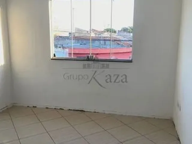 Imagem: A casa possui 4 Dormitórios, 5 Banheiros, 2 Vagas na