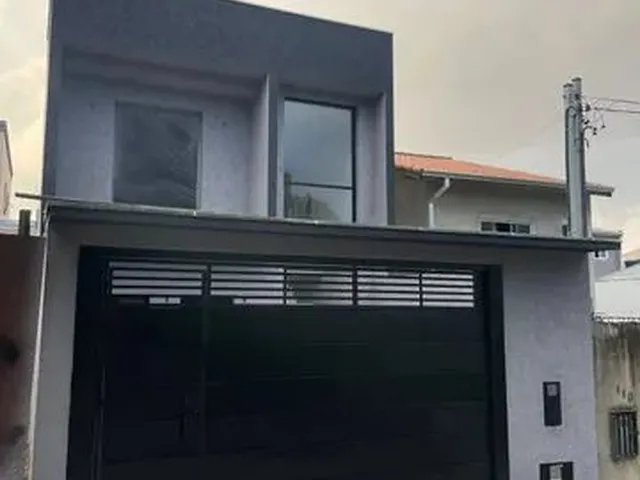 Imagem: A casa possui 3 Dormitórios, 1 Banheiro, 2 Vagas na
