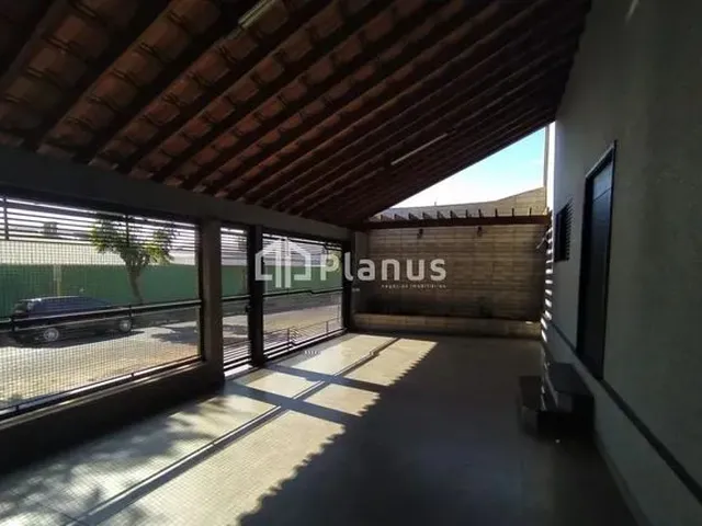 Imagem: A casa possui 4 Dormitórios, 1 Suíte, 3 Banheiros, 2
