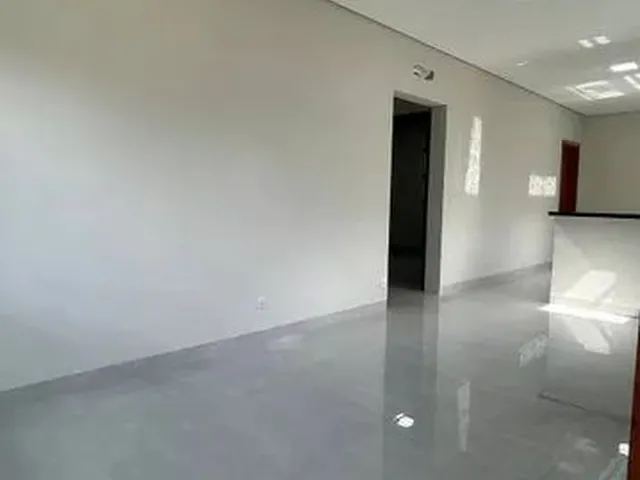 Imagem: A casa possui 3 Dormitórios, 1 Banheiro, 1 Vaga na