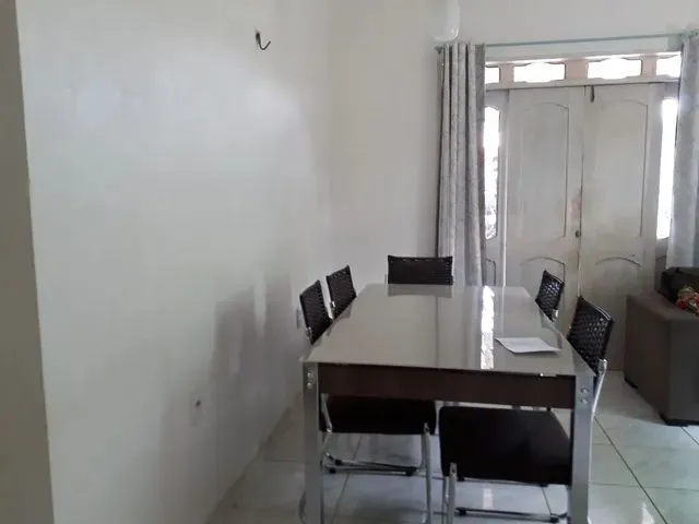 Imagem: A casa possui 3 Dormitórios, 2 Banheiros, 3 Vagas na