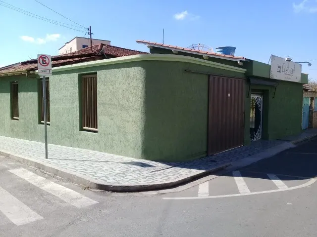 Imagem: A casa possui 3 Dormitórios, 1 Banheiro, 1 Vaga na