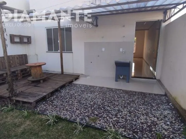 Imagem: A casa possui 2 Dormitórios, 1 Banheiro, 2 Vagas na