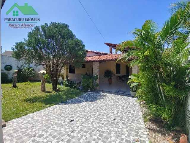 Imagem: Ampla Casa com Piscina e Quatro Quartos