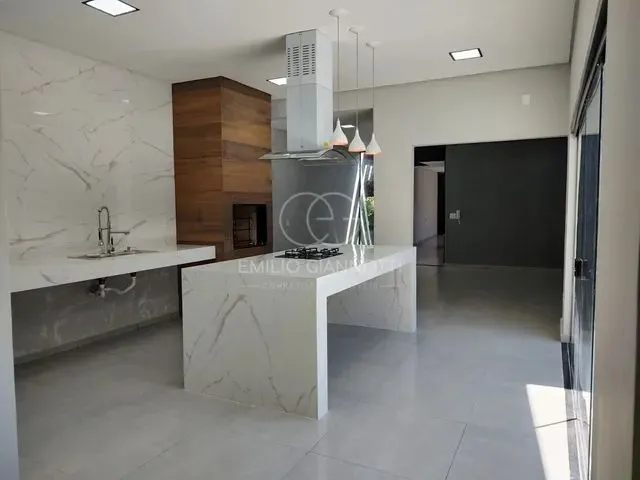 Imagem: A casa possui 3 Dormitórios, 2 Suítes, 3 Banheiros,