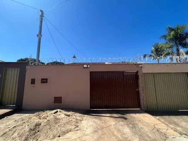 Imagem: A casa possui 3 Dormitórios, 1 Suíte, 3 Banheiros, 2