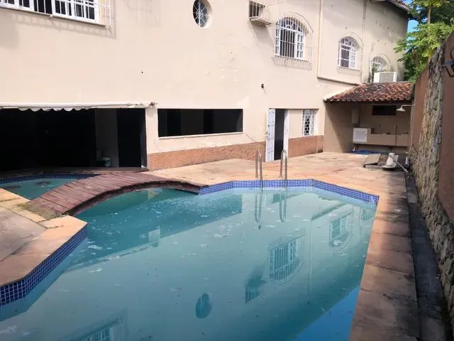Imagem: A casa possui 4 Dormitórios, 4 Suítes, 5 Banheiros, 5