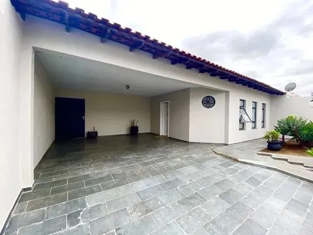 Imagem: A casa possui 3 Dormitórios, 1 Suíte, 2 Banheiros, 2