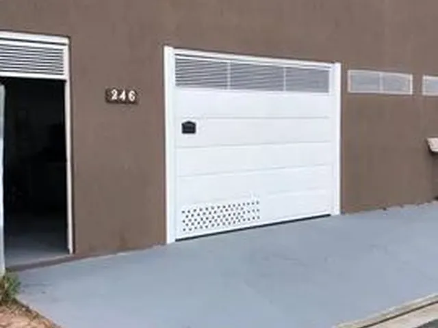 Imagem: A casa possui 3 Dormitórios, 3 Banheiros, 5 Vagas na