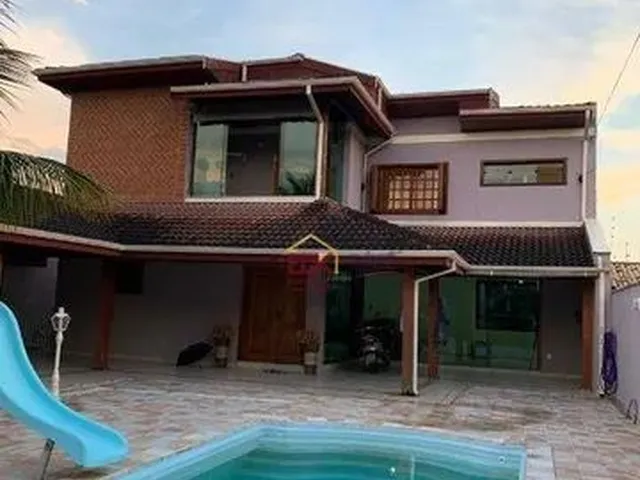 Imagem: A casa possui 4 Dormitórios, 2 Suítes, 4 Banheiros, 5