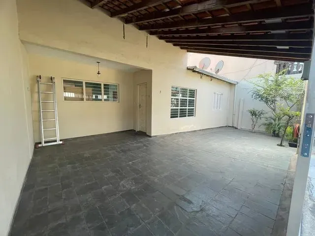 Imagem: A casa possui 3 Dormitórios, 1 Suíte, 2 Banheiros, 2