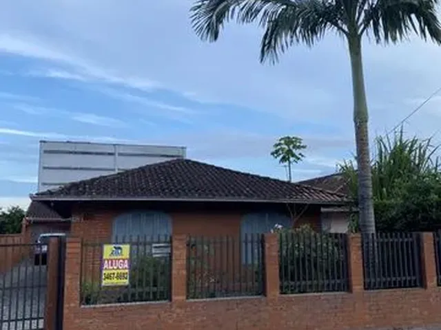 Imagem: A casa possui 4 Dormitórios, 2 Banheiros, 2 Vagas na