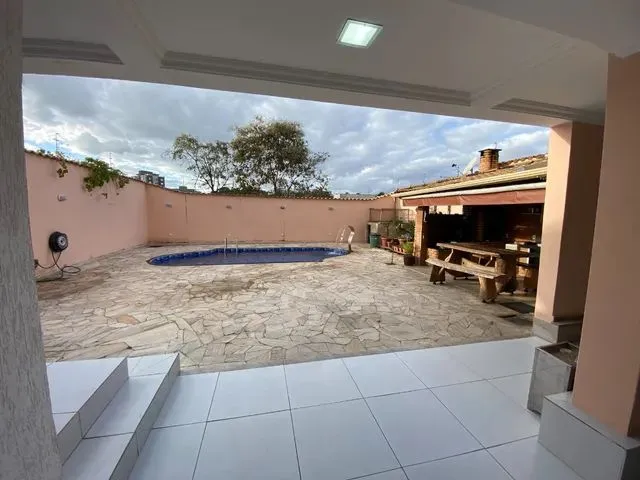 Imagem 2: Casa com 5 Dormitórios À Venda em Contagem