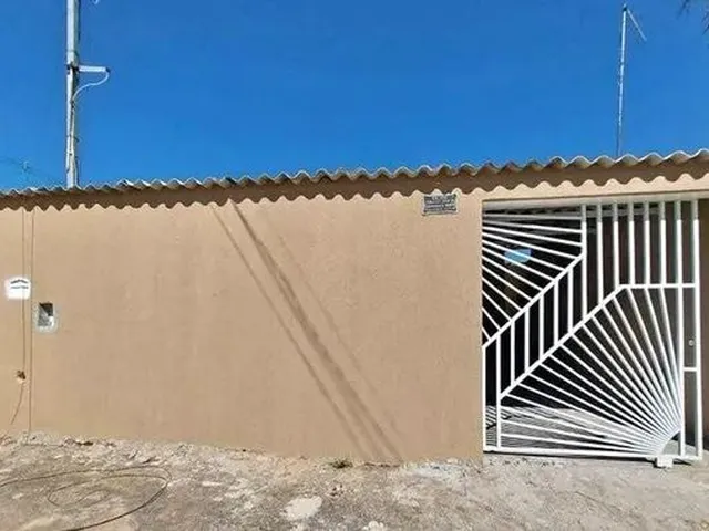 Imagem: A casa possui 3 Dormitórios, 2 Banheiros, 2 Vagas na