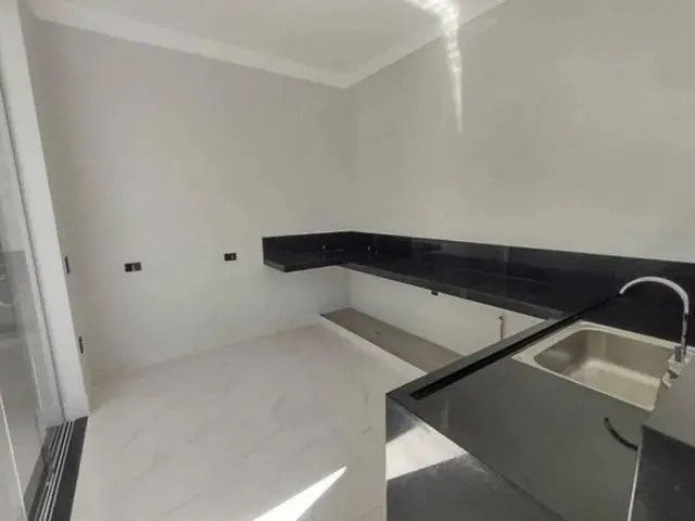 Imagem: A casa possui 3 Dormitórios, 2 Banheiros, 1 Vaga na