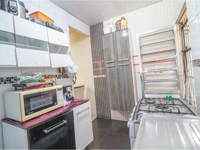 Imagem: A casa possui 2 Dormitórios, 1 Banheiro, 2 Vagas na