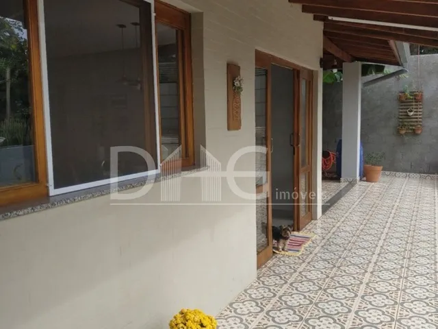 Imagem: A casa possui 3 Dormitórios, 1 Suíte, 3 Banheiros, 5