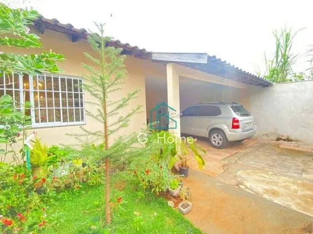 Imagem: A casa possui 4 Dormitórios, 1 Suíte, 3 Banheiros, 2