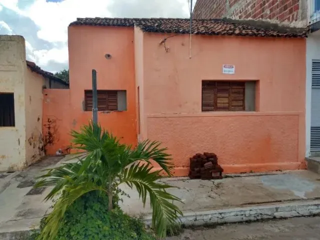 Imagem: A casa possui 2 Dormitórios, 1 Banheiro, 118m² de Área e