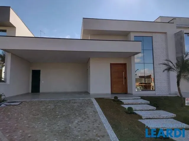 Imagem: A casa em condomínio possui 3 Dormitórios, 3 Suítes, 2