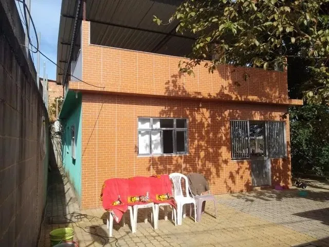 Imagem: A casa possui 2 Dormitórios, 2 Banheiros, 2 Vagas na