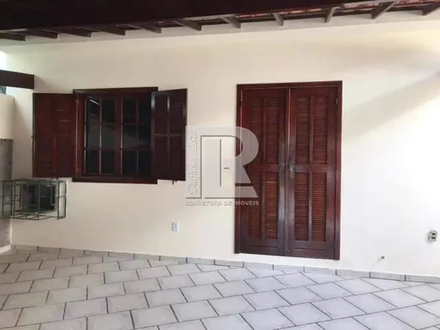 Imagem: A casa possui 3 Dormitórios, 1 Suíte, 2 Banheiros, 2