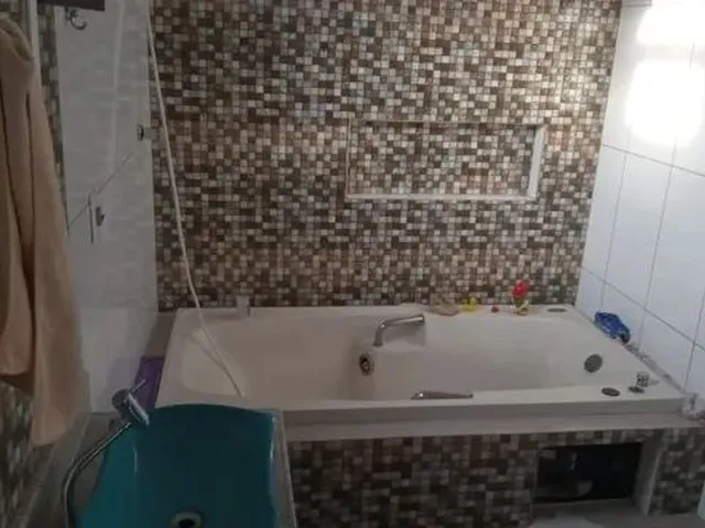 Imagem: A casa possui 3 Dormitórios, 3 Banheiros, 3 Vagas na
