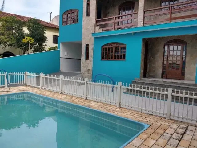 Imagem: Quartos em Casa Espaçosa com Piscina na