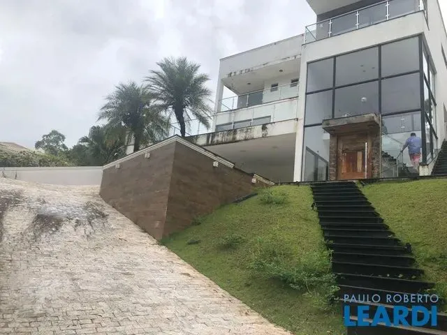 Imagem: A casa em condomínio possui 5 Dormitórios, 5 Banheiros, 5
