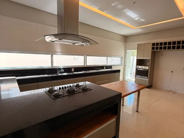 Imagem: A casa possui 4 Dormitórios, 4 Suítes, 6 Banheiros, 4 Vagas