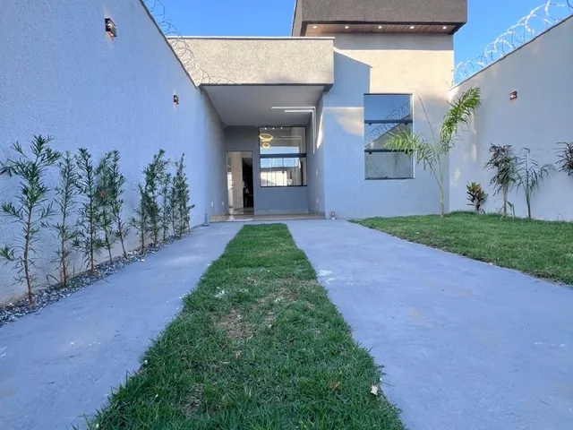 Imagem: A casa possui 3 Dormitórios, 1 Suíte, 2 Banheiros, 3 Vagas