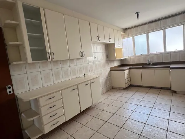 Imagem: O apartamento possui 4 Dormitórios, 1 Suíte, 2 Banheiros