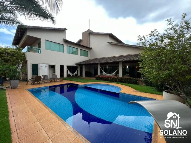 Imagem: A casa possui 4 Dormitórios, 4 Suítes, 6 Banheiros, 5 Vagas